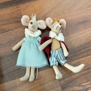 Retired Mail king and queen mouse